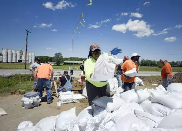 Machaela Durham helps sandbag Tuesday in Olive Branch, Illinois. Photo: Laura Simon