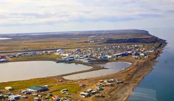 An aerial image of Barrow (Utqiagvik), Alaska. Barrow is located at a latitude of 71°17’26”, about 300 miles north of the Arctic Circle. Every month since December 2015 the temperature has averaged above normal here and, in addition, no daily record low has been set for almost 10 years now. Photo: Wikipedia