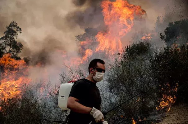 Forest fires burn in central Chile. Photo: Martin Bernetti / AFP / Getty