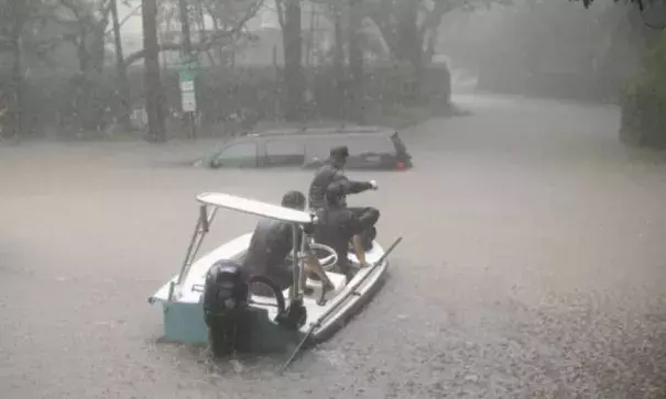 Volunteers and officers from the neighborhood security patrol help to rescue residents in the River Oaks neighborhood after it was inundated with flooding from Hurricane Harvey on August 27, 2017 in Houston, Texas. Photo: Scott Olson, Getty Images