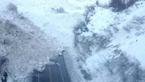 ‪The ‬Richardson Highway, the only road into Valdez, Alaska, lies blocked by a massive avalanche in this photo taken on January 25, 2014. Photo: Alaska Department of Transportation and Public Facilities